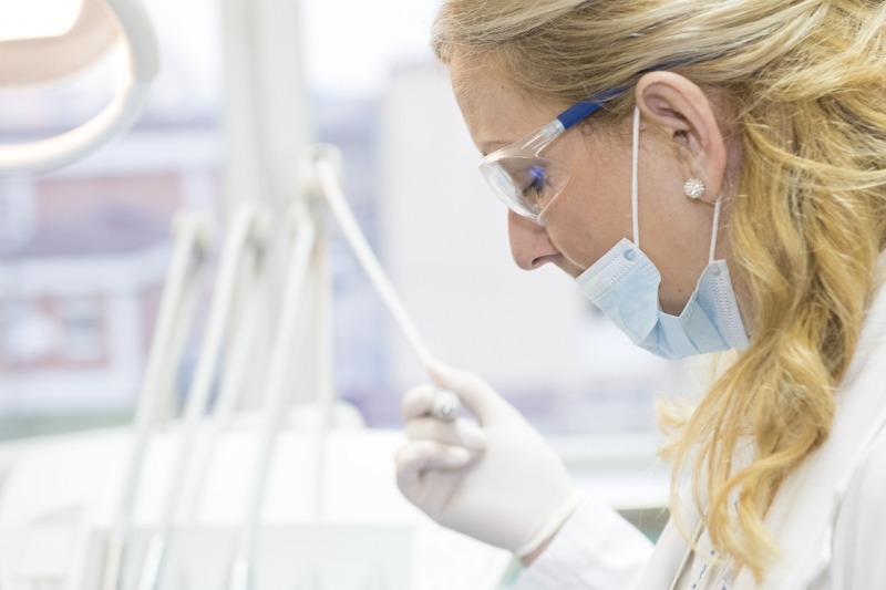 Na czym polega i kiedy konieczna jest endodoncja mikroskopowa?